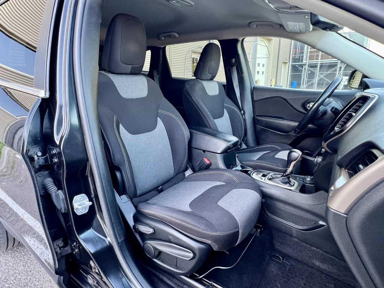 2014 JEEP CHEROKEE EDITION NORTH + V6 + 4X4 + 5 PASSAGERS + 196750 KM + PAS DE ROUILLE A1  Image principale