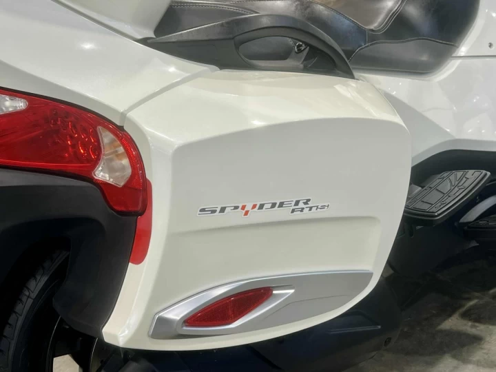 2015 BRP CAN-AM SPYDER RT-S SE-6 (SEMI-AUTOMATIQUE) + ROTAX 1330 cc ACE EFI + 63044 KM 