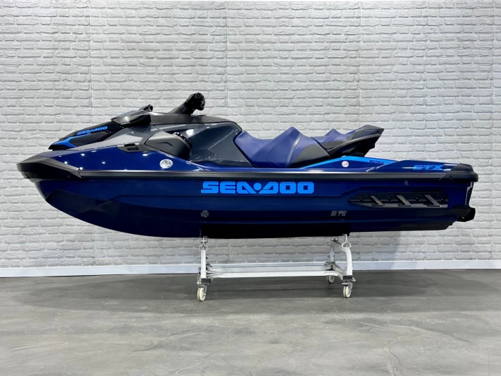 2026 BRP SEA-DOO GTX 230 H.P + IBR + VTS + IDF + ENSEMBLE TECHNOLOGIE + AUDIO + 3 PASSAGERS + 4 HR SEULEMENT + RARE & A1 