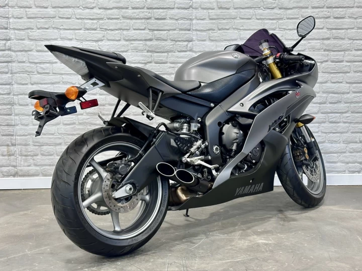 2014 YAMAHA YZF 600 EFI = R6 + SEULEMENT 1944 KM + RARE & A1 
