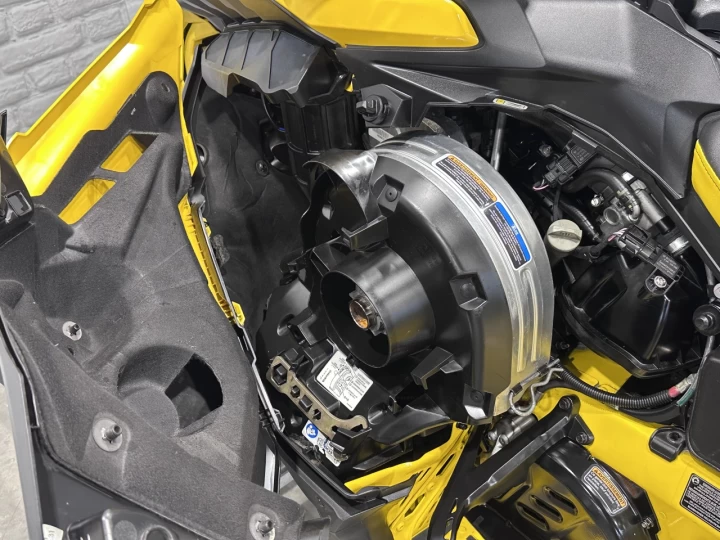 2025 BRP SKI-DOO RENEGADE X-RS 900 TURBO ''R'' 180 H.P + REV GEN5 + 10714 KM + COULEUR RARE & A1 