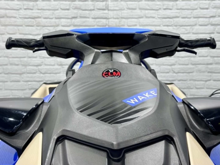 2025 BRP SEA-DOO WAKE 170 H.P + IBR + VTS + IDF + 3 PASSAGERS + 6 HR SEULEMENT + TOUR & RACK + RARE & A1 