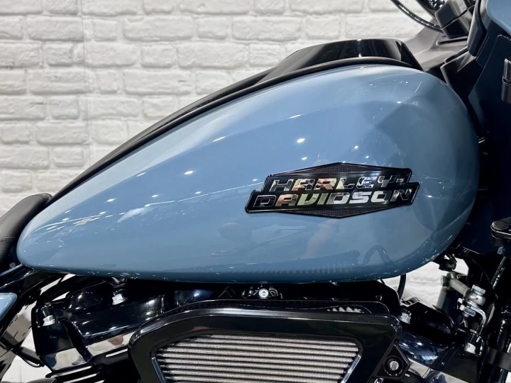 2024 HARLEY DAVIDSON FLTRX ROAD GLIDE 117 c.i = 1923 cc EFI + SEULEMENT 4492 KM + ECRAN 12'' + GARANTIE 2029 + RARE & A1 