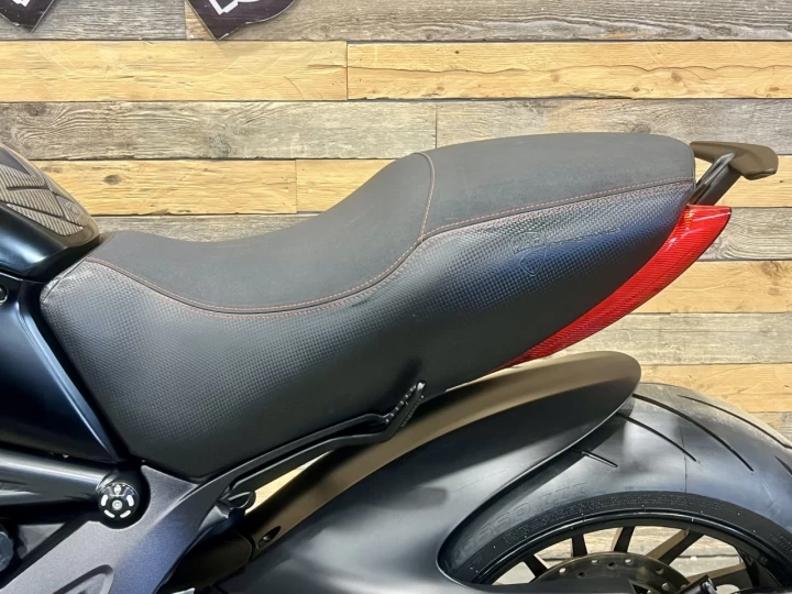 2017 DUCATI DIAVEL 1198 EFI + EDITION DARK + 42259  KM + PNEU 240 mm ARRIERE NEUF 0 KM + RARE & CONDITION A1 