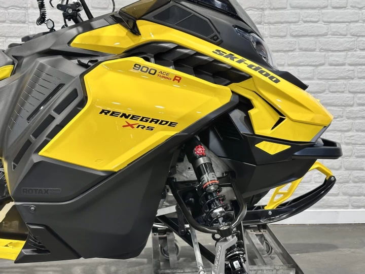 2025 BRP SKI-DOO RENEGADE X-RS 900 TURBO ''R'' 180 H.P + REV GEN5 + 10714 KM + COULEUR RARE & A1 