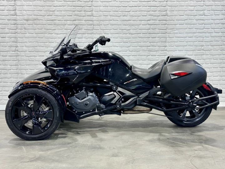 2023 BRP CAN-AM SPYDER F3 SE-6 = SEMI-AUTOMATIQUE + ROTAX 1330 ACE EFI + SEULEMENT 18205 KM + TOUT NOIR + RARE & A1 