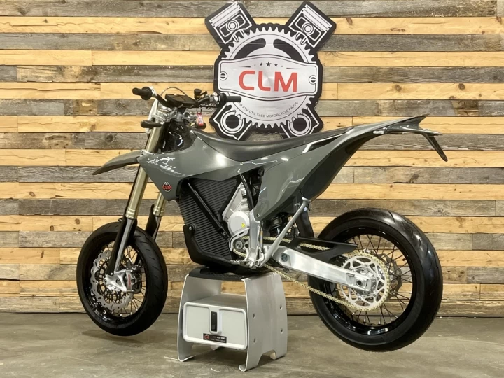 2026 STARK FUTURE VARG SM - SUPERMOTO 100% VE - ELECTRIQUE + MOTO LEGALE SUR ROUTE + 60 H.P @ 80 H.P + GARANTIE DE 2 ANS + RARE 