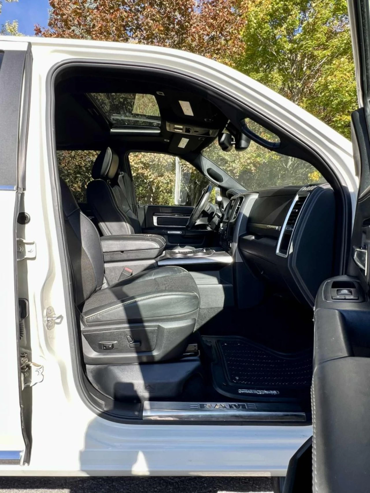 2017 RAM 3500 VERSION LIMITED + CUMMINS 6.7L TURBO DIESEL + CREW CAB + DRW 6 ROUES + TOUTE ÉQUIPÉE + RARE & A1  Main Image