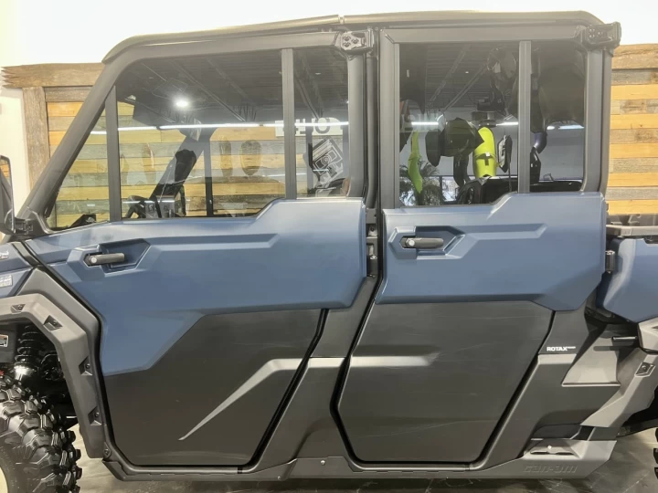 2025 BRP CAN-AM DEFENDER MAX CREW HD-10 LIMITED + 4X4 + DPS + HVAC + AUDIO + 5200 KM + GARANTIE + RARE & A1 