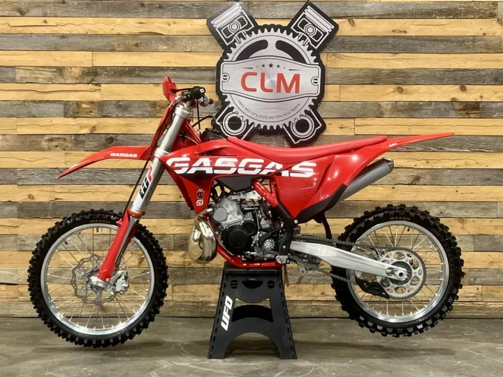 2023 GASGAS MC 250 + 2 TEMPS + SEULEMENT 3.8 HEURES + MX-MOTORCROSS + RARE & IMPECABLE A1 