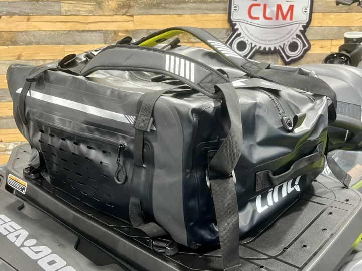 2025 BRP SEA-DOO EXPLORER PRO 230 H.P + IBR + VYS + AUDIO PREMIUM + GPS + SAC LINQ + PARE-BRISE + TOILE + SEULEMENT 3 HR 