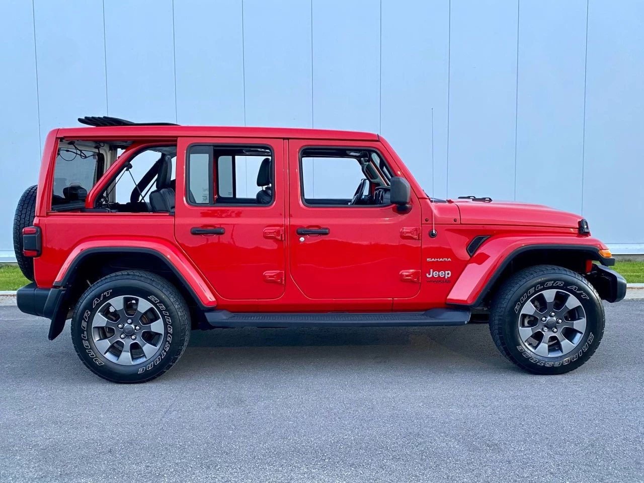 2019 JEEP WRANGLER UNLIMITED EDITION SAHARA 4X4 + TOIT ELECTRIQUE SKY + INYERIEUR CUIR +COULEUR RARE  Image principale