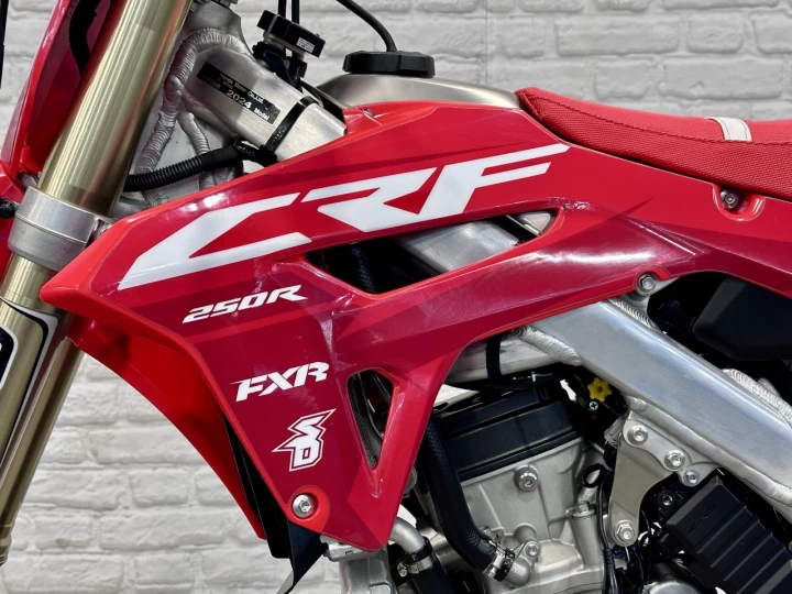 2024 HONDA CRF 250R PGM-FI + 4 TEMPS + SEULEMENT 52.5 HEURES + RARE & A1 