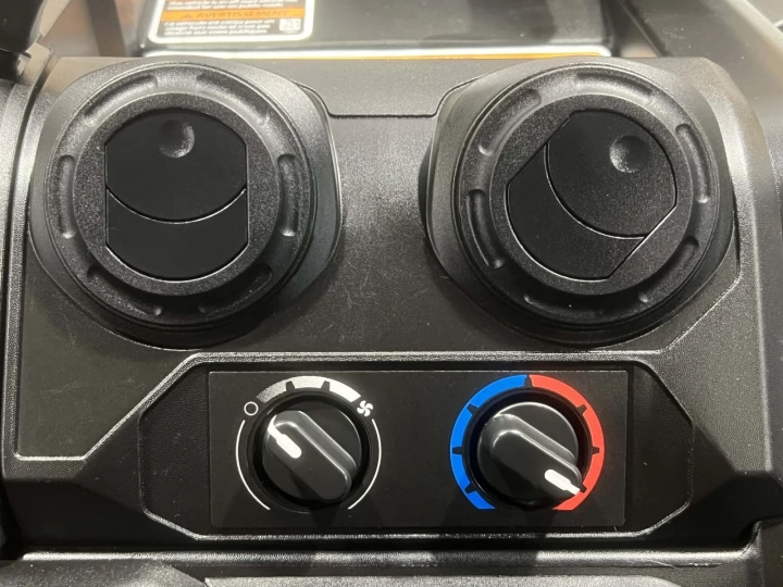 2024 BRP CAN-AM DEFENDER CAB HD-9 EFI + 4X4 + D.P.S + SEULEMENT 6972 KM + RARE & CONDITION A1 