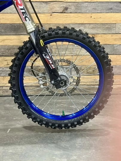 2024 YAMAHA YZ 450F EFI + 4 TEMPS + SEULEMENT 25 HR + LOOK UNIQUE & CONDITION A1 