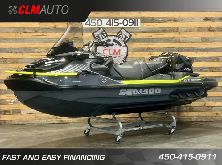 2025 BRP SEA-DOO EXPLORER PRO 230 H.P + IBR + VYS + AUDIO PREMIUM + GPS + SAC LINQ + PARE-BRISE + TOILE + SEULEMENT 3 HR 