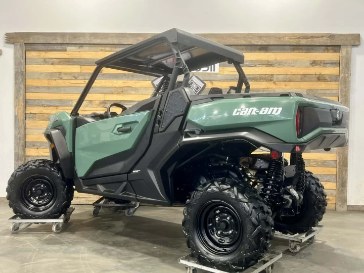 2025 BRP CAN-AM COMMANDER 700 EFI + 4X4 + DPS + BAS KM + 2 X EN INVEMTAIRE 