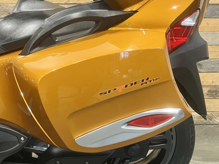 2024 BRP CAN-AM SPYDER RT-S SE-6 (SEMI-AUTOMATIQUE) + ROTAX 1330 EFI + SEULEMENT 38579 KM + RARE & A1 