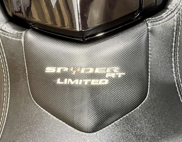 2013 BRP CAN-AM SPYDER RT LIMITED SE-5 (semi-automatique) 61598 KM + RADIO + GPS + SUSPENSION A AIR + ENSEMBLE CHROME 