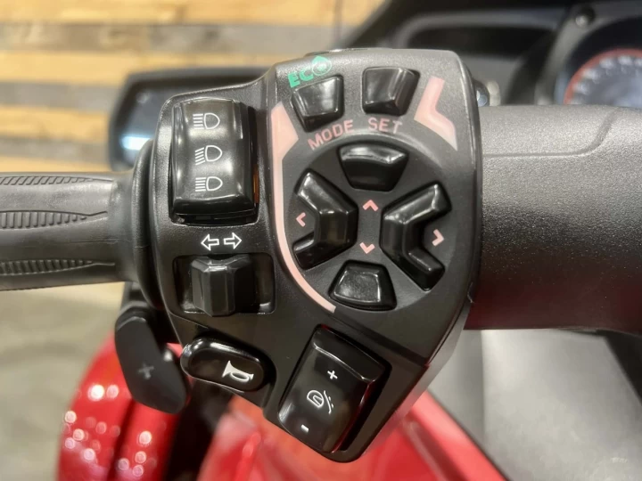 2015 BRP CAN-AM SPYDER RT LIMITED SE-6 (SEMI-AUTOMATIQUE) + ROTAX 1330 cc ACE + SEULEMENT 41302 KM + TOUTE ÉQUPÉE 