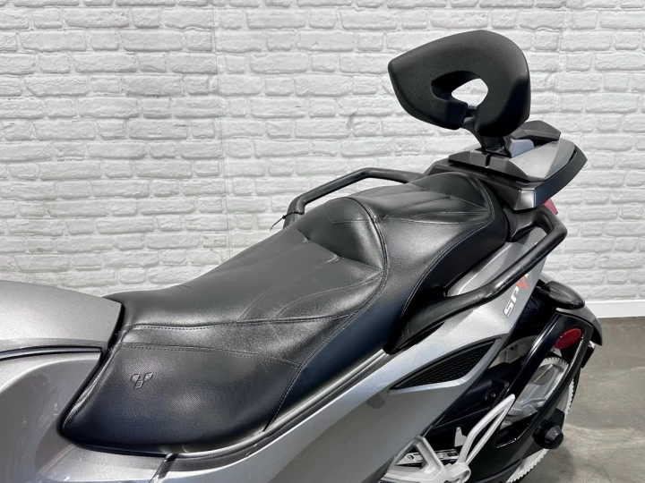 2011 BRP CAN-AM SPYDER RS - ROADSTER SE-5 (SEMI-AUTOMATIQUE) SEULEMENT 29289 KM + RARE & IMPECCABLE A1 