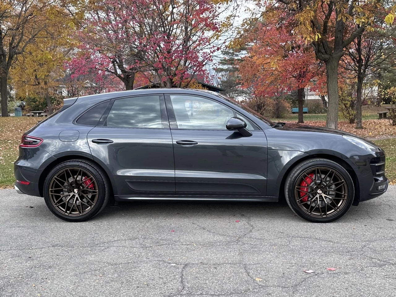 2017 PORSCHE MACAN TURBO + 440 HP AVEC ENS.PERFORMANCE PORSCHE + 4WD + MAGS 21'' + TOUTE ÉQUIPÉE  Image principale