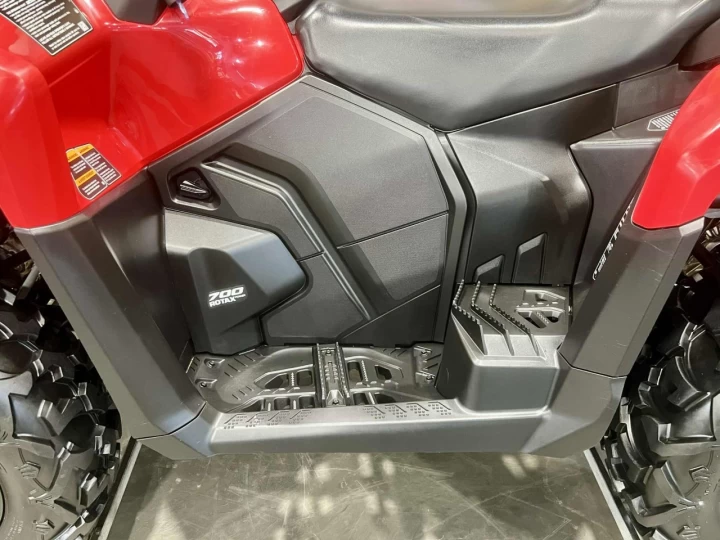 2023 BRP CAN-AM OUTLANDER MAX 700 XT EFI + DPS + 4X4 + 742 KM SEULEMENT + TREUIL + MAGS 