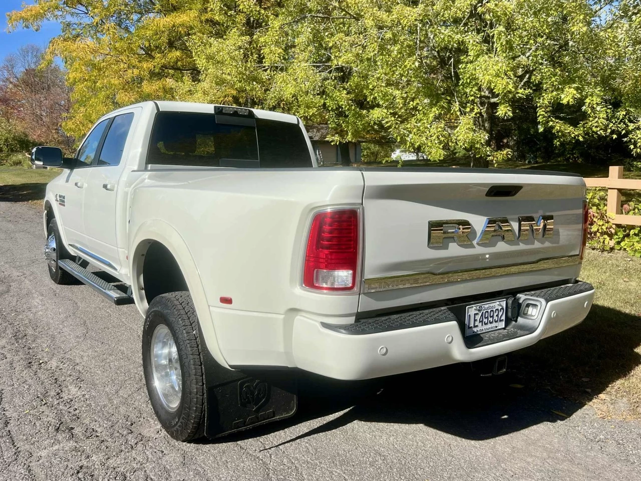 2017 RAM 3500 VERSION LIMITED + CUMMINS 6.7L TURBO DIESEL + CREW CAB + DRW 6 ROUES + TOUTE ÉQUIPÉE + RARE & A1  Main Image