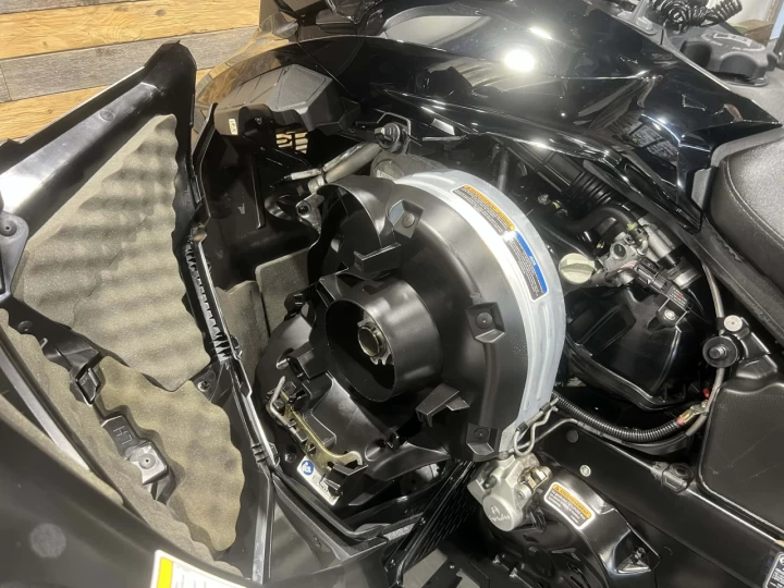 2023 BRP SKI-DOO GRAND TOURING LIMITED 900 ACE EFI + ITC + 137'' QUIET DRIVE + SUSPENSION A AIR _ BAS KM 6805 KM 