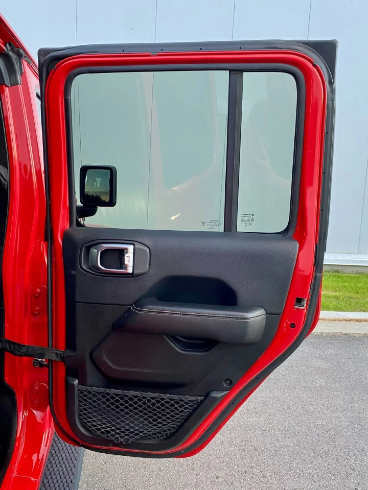 2019 JEEP WRANGLER UNLIMITED EDITION SAHARA 4X4 + TOIT ELECTRIQUE SKY + INYERIEUR CUIR +COULEUR RARE  Image principale