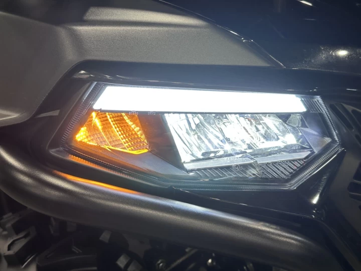 2025 CF MOTO C-FORCE 600 EFI TOURING + EPS + 4WD + SEULEMENT 136 KM + GARANTIE 2030 + RARE & IMPECCABLE A1 