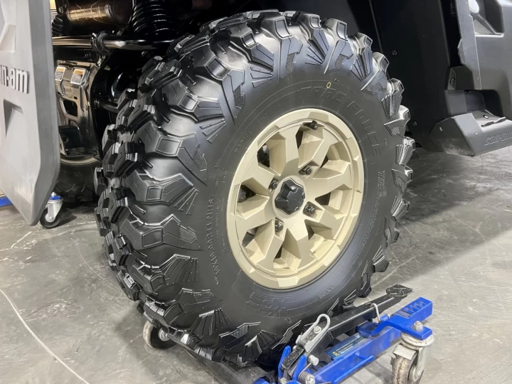 2025 BRP CAN-AM DEFENDER MAX CREW HD-10 LIMITED + 4X4 + DPS + HVAC + AUDIO + 5200 KM + GARANTIE + RARE & A1 