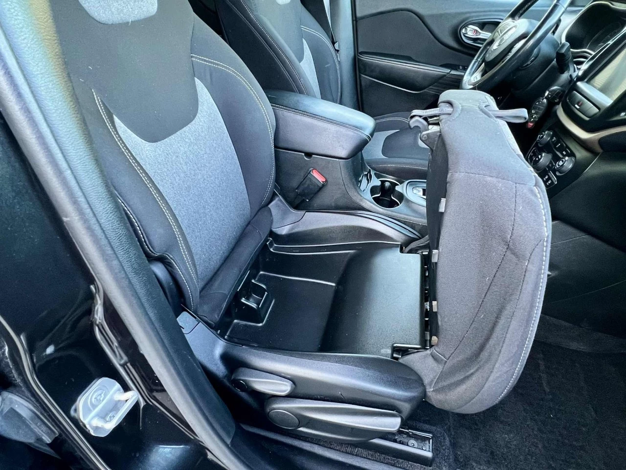 2014 JEEP CHEROKEE EDITION NORTH + V6 + 4X4 + 5 PASSAGERS + 196750 KM + PAS DE ROUILLE A1  Image principale