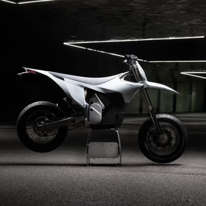 2026 STARK FUTURE VARG SM - SUPERMOTO 100% VE - ELECTRIQUE + MOTO LEGALE SUR ROUTE + 60 H.P @ 80 H.P + GARANTIE DE 2 ANS + RARE 