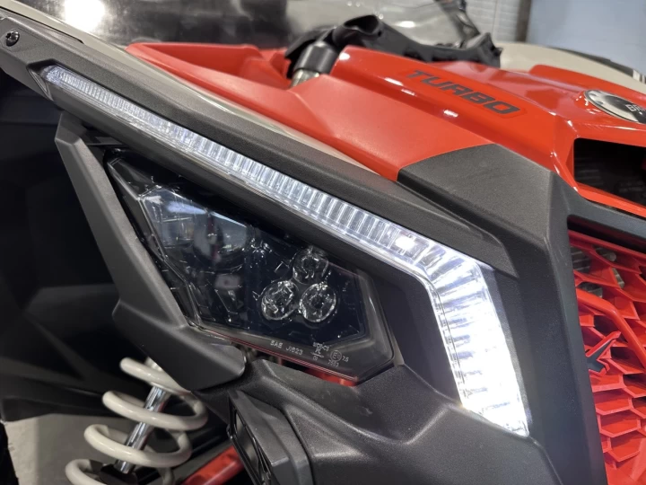 2021 BRP CAN-AM MAVERICK X3 X-RC TURBO + 4WD + DPS + FOX + AUDIO + 64'' + SEULEMENT 3576 KM 