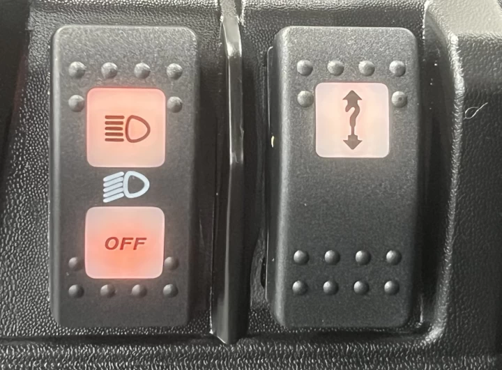 2025 BRP CAN-AM COMMANDER XT-P 1000R EFI + 4WD + DPS + FOX + SEULEMENT 1049 KM + RARE & IMPECCABLE A1 