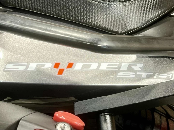 2013 BRP CAN-AM SPYDER ST-S / SE-5 (SEMI-AUTOMATIQUE) + SEULEMENT 30505 KM + CONDITION A1 