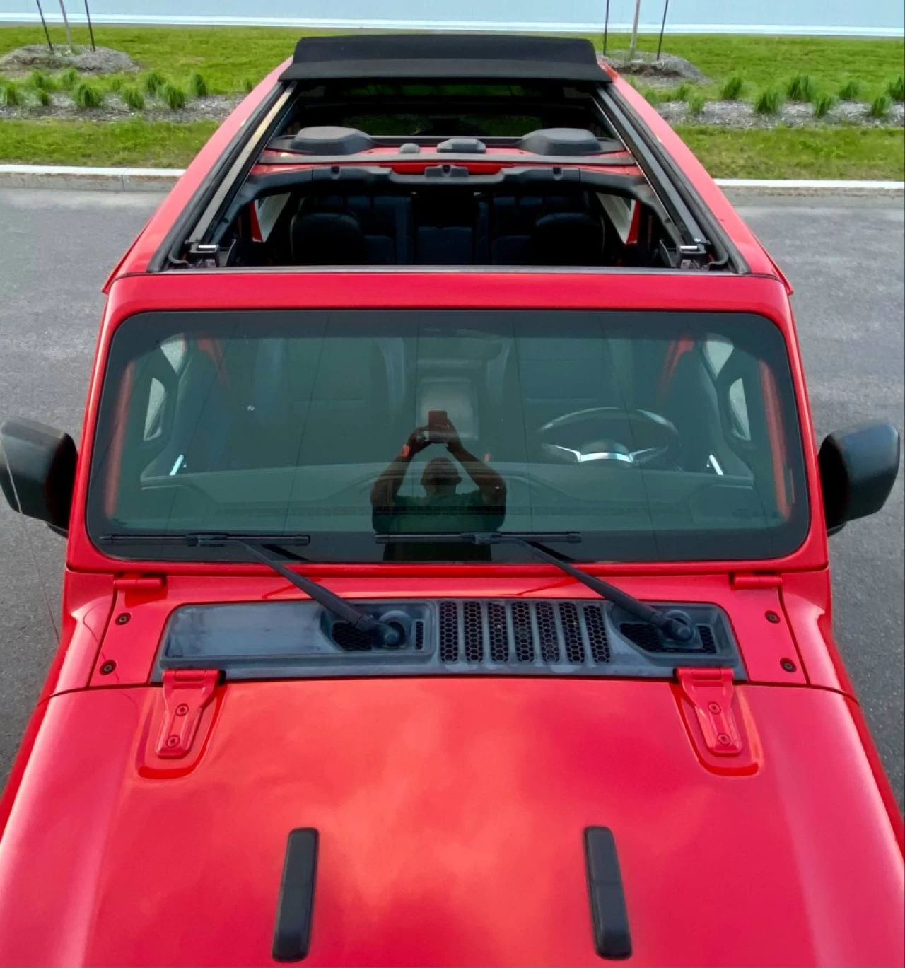 2019 JEEP WRANGLER UNLIMITED EDITION SAHARA 4X4 + TOIT ELECTRIQUE SKY + INYERIEUR CUIR +COULEUR RARE  Image principale