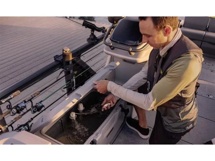 2025 BRP SEA-DOO SWITCH 18' EDITION FISH 170 H.P + IBR + IDF + AUDIO + GPS + TOIT BIMINI + REMORQUE + SEULEMENT 4 HR 