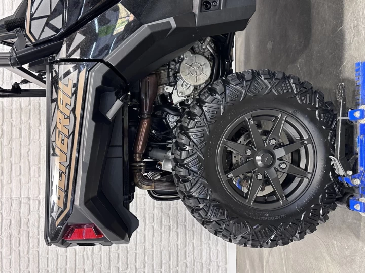 2023 POLARIS GENERAL XP 1000 EFI PREMIUM DELUXE + 4WD + EPS + AUDIO + SEULEMENT 3425 KM + RARE & A1 