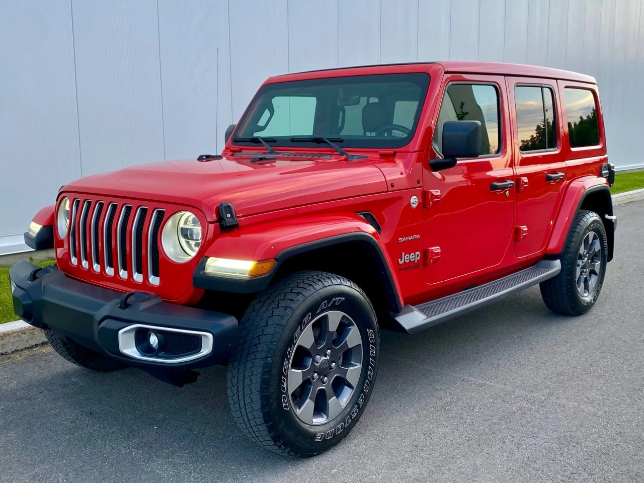 2019 JEEP WRANGLER UNLIMITED EDITION SAHARA 4X4 + TOIT ELECTRIQUE SKY + INYERIEUR CUIR +COULEUR RARE  Image principale