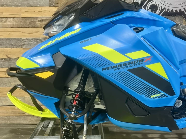 2018 BRP SKI-DOO RENEGADE BACKCOUNTRY X 850 E-TEC 146'' X 2'' + REV GEN4 + COULEUR RARE 