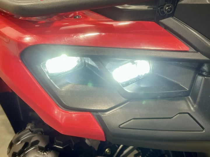 2023 BRP CAN-AM OUTLANDER MAX 700 XT EFI + DPS + 4X4 + 742 KM SEULEMENT + TREUIL + MAGS 