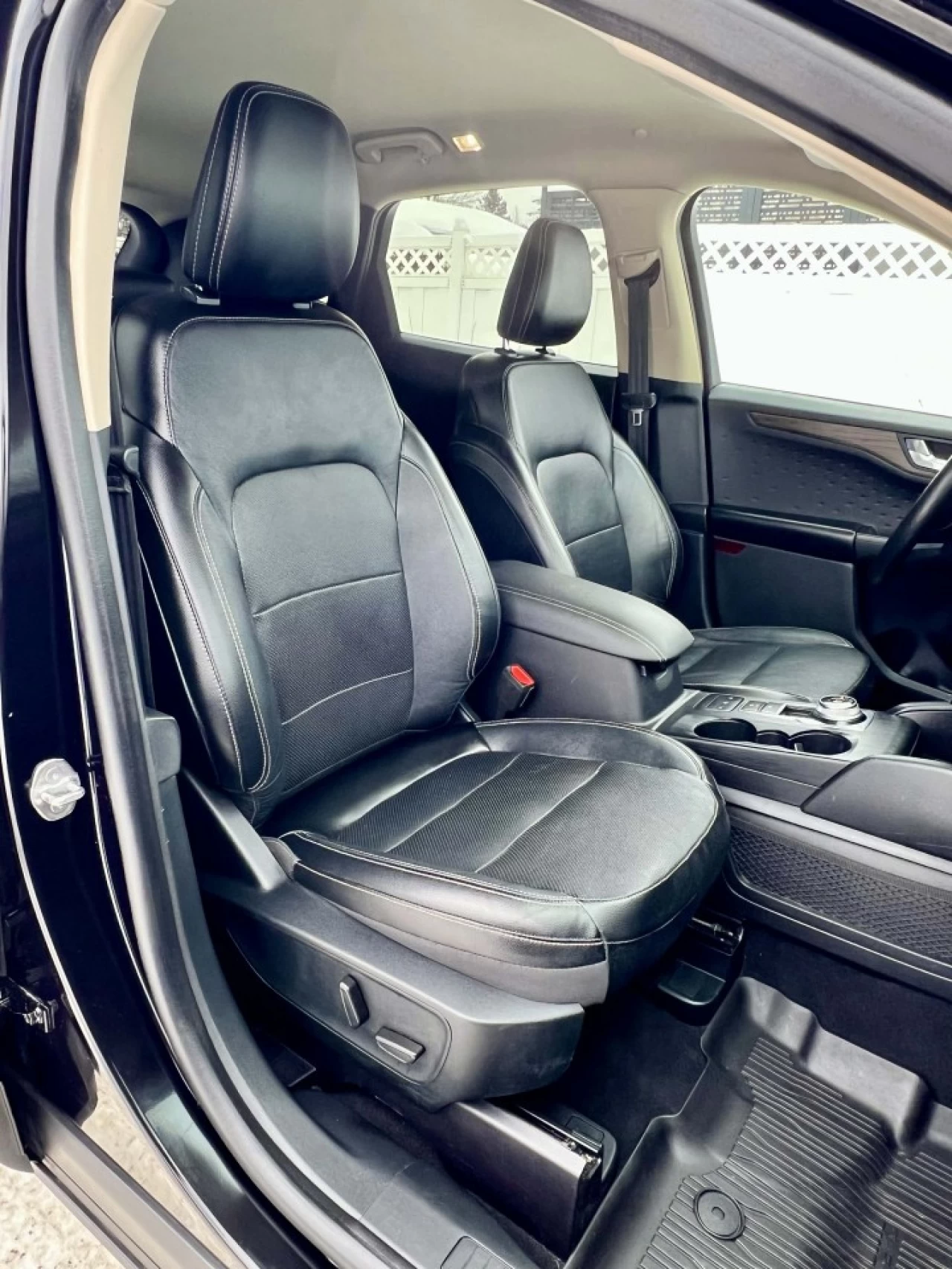 2020 FORD ESCAPE TITANIUM HYBRIDE AWD + 91150 KM + MODELE LUXUEUX & TOUTE ÉQUIPÉE  Image principale