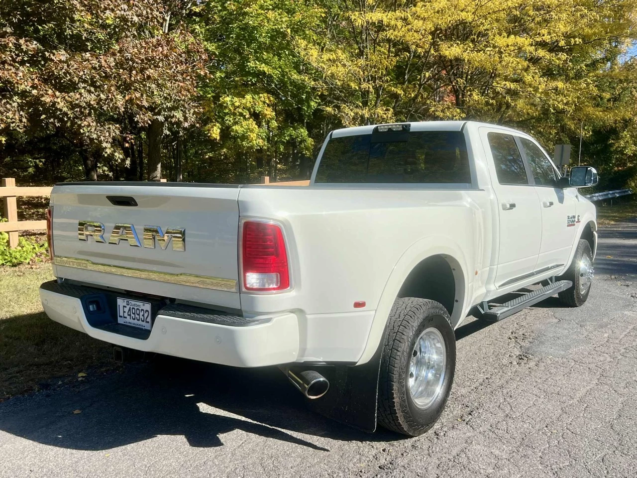 2017 RAM 3500 VERSION LIMITED + CUMMINS 6.7L TURBO DIESEL + CREW CAB + DRW 6 ROUES + TOUTE ÉQUIPÉE + RARE & A1  Main Image