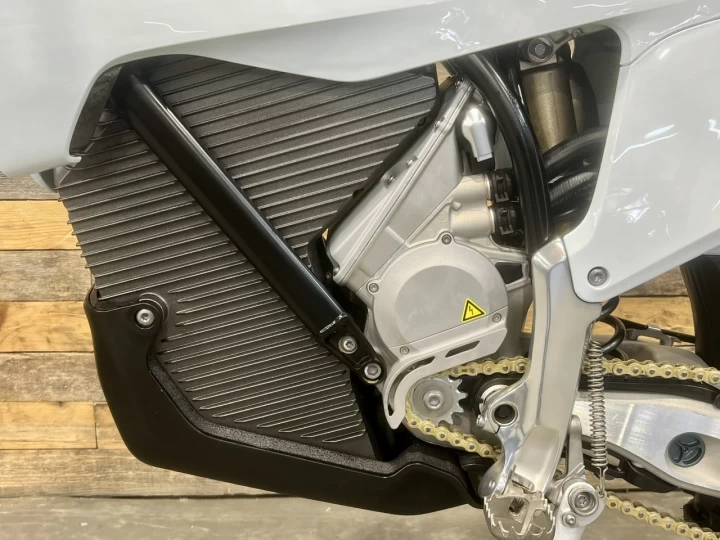 2025 STARK FUTURE VARG EX 60 H.P @ 80 H.P + LÉGALE SUR LA ROUTE + 0KM NEUVE + 2 ANS DE GARANTIE 