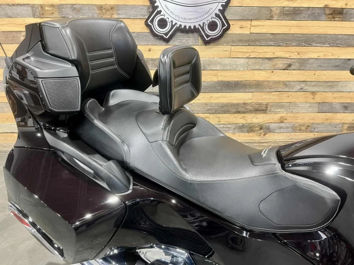 2013 BRP CAN-AM SPYDER RT LIMITED SE-5 (semi-automatique) 61598 KM + RADIO + GPS + SUSPENSION A AIR + ENSEMBLE CHROME 