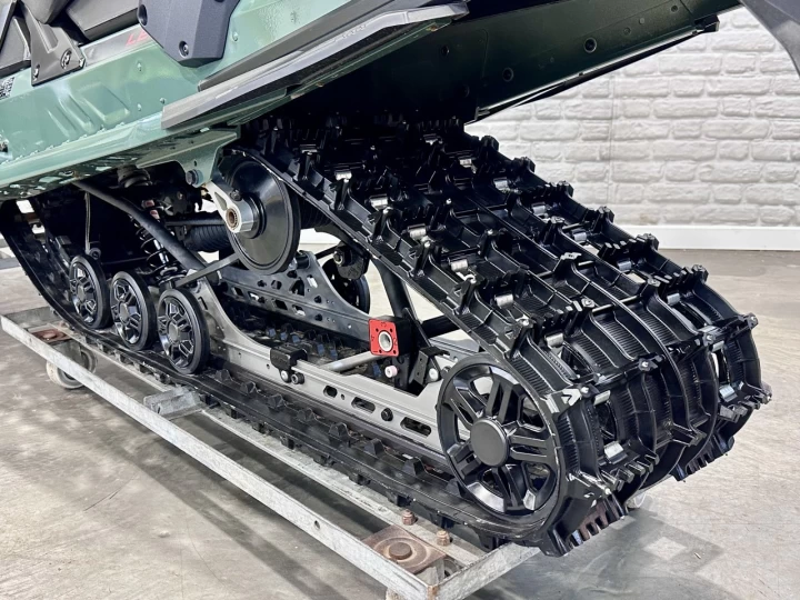 2024 BRP SKI-DOO GRAND TOURING L.E = LIMITED EDITION + ENSEMBLE LUXE + 900 ACE EFI 137'' AIR RIDE + ECRAN 10'' + SEULEMENT 478 KM + RARE & A1 