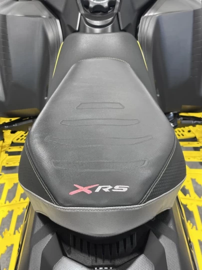 2025 BRP SKI-DOO RENEGADE X-RS 900 TURBO ''R'' 180 H.P + REV GEN5 + 10714 KM + COULEUR RARE & A1 