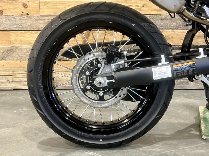 2023 KAWASAKI KLX 300 SM - SUPER MOTARD + LÉGALE SUR LA ROUTE + SEULEMENT 8 KM 